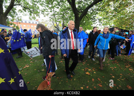 Les libéraux démocrates chef sir vince cable (centre) lors d'un rassemblement au parc tous les saints, avant un arrêt brexit en dehors de la mars conférence du parti conservateur à la Manchester central convention complex à Manchester. Banque D'Images