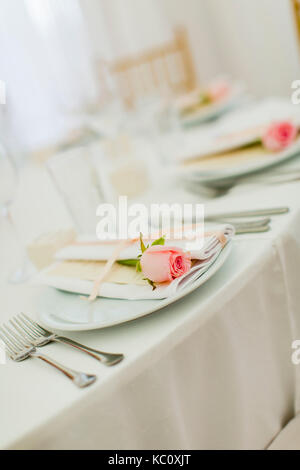 Voir l'élégant à la décoration de mariage. L'accent sur rose rose. Banque D'Images