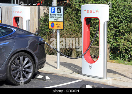 De recharge pour voitures électriques Tesla dédié au point de recharge à hopwood services d'autoroute, Alvechurch, Birmingham Banque D'Images