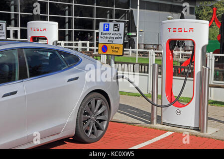 De recharge pour voitures électriques Tesla dédié au point de recharge à hopwood services d'autoroute, Alvechurch, Birmingham Banque D'Images