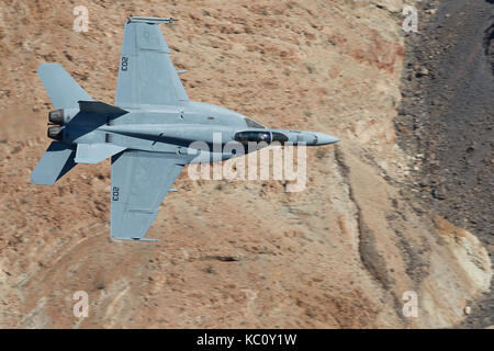US Navy F/A-18E Super Hornet volant à faible niveau par Rainbow Canyon (Canyon Star Wars), Californie, USA. Banque D'Images