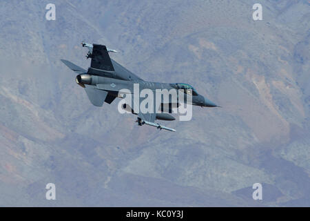 Le Dakota du Sud Air National Guard, f-16c Fighting Falcon, volant à basse altitude et grande vitesse par Rainbow Canyon, en Californie. Banque D'Images