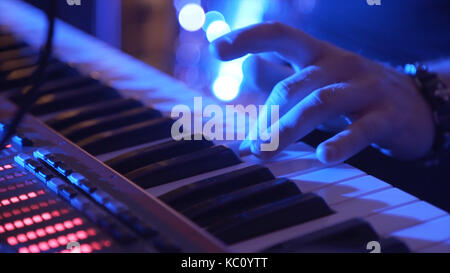 Image main d'hommes libre de jouer du piano. homme jouant le synthétiseur clavier. l'homme joue du clavier de musique. musicien joue piano. Un musicien jouant d'un instrument de musique dj joue du piano à la fête Banque D'Images