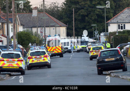 Sunbury on thames samedi 16 septembre 2017 des policiers armés sont des raids d'une maison à Surrey en liaison avec l'ongle bombe dans un train à tube paniers pa Banque D'Images