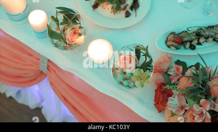 Décoration de table de mariage avec fleurs. Fleurs Mariage sur la table. artificial roses décorent les bouquets de mariage. table à l'occasion de célébration. Banque D'Images