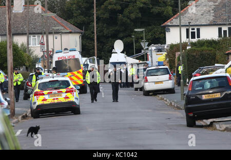 Sunbury on thames samedi 16 septembre 2017 des policiers armés sont des raids d'une maison à Surrey en liaison avec l'ongle bombe dans un train à tube paniers pa Banque D'Images