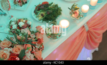 Décoration de table de mariage avec fleurs. Fleurs Mariage sur la table. artificial roses décorent les bouquets de mariage. table à l'occasion de célébration. Banque D'Images