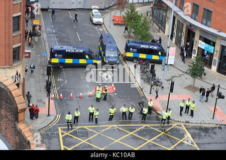 La police de Manchester forment une barrière en métal et cordon avant fin mars à l'extérieur de l'brexit conservateur conférence au manchester central convention complex à Manchester. Banque D'Images