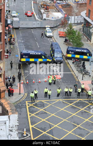 La police de Manchester forment une barrière en métal et cordon avant fin mars à l'extérieur de l'brexit conservateur conférence au manchester central convention complex à Manchester. Banque D'Images