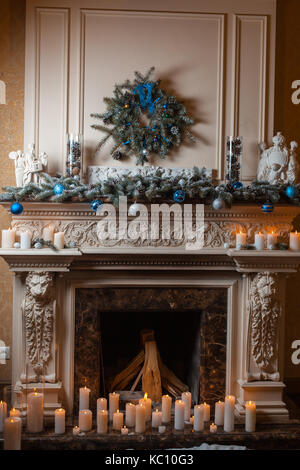 Foyer de Noël avec des bougies et décorations de Noël Banque D'Images