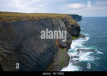 Hautes Falaises dans la péninsule de Loop Head, Comté de Clare, Irlande Banque D'Images