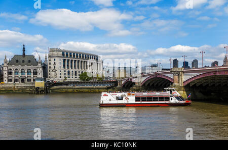 City Cruises rouge et blanc bateau touristique sur la Tamise navigue sous Blackfriars Bridge par Unilever House, Victoria Embankment, London Banque D'Images