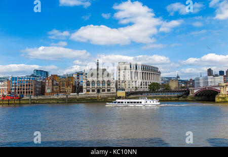 Croisière sur la rivière Blanche voiles bateau touristique le long de la Tamise par Unilever House et 60 Victoria Embankment, London EC4 sur une journée ensoleillée Banque D'Images