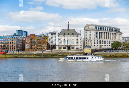 Croisière sur la rivière Blanche voiles bateau touristique le long de la Tamise par Unilever House et 60 Victoria Embankment, London EC4 sur une journée ensoleillée Banque D'Images