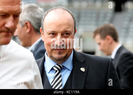 Newcastle United manager Rafael Benitez arrive pour le premier match de championnat à St James' Park, Newcastle. Banque D'Images