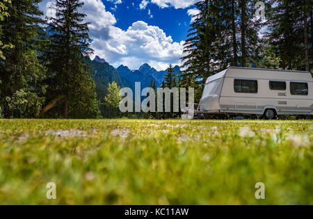 Vacances famille vacances, voyages voyage en camping-car, caravane rv location vacances. belle nature italie paysage naturel des Alpes. Banque D'Images