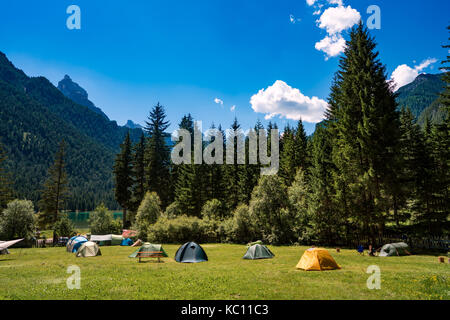 Camping sur les rives du lac. lac dobbiaco dans les Dolomites, Italie belle nature paysage naturel des Alpes. Banque D'Images