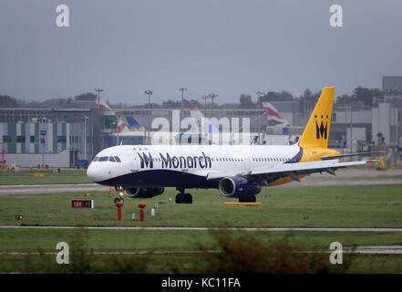 Un monarque avion atterrit à l'aéroport de Gatwick, Londres, comme la compagnie aérienne a obtenu une prolongation de 24 heures de sa licence pour vendre les voyages à forfait. Banque D'Images