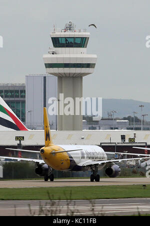 Un monarque avion atterrit à l'aéroport de Gatwick, Londres, comme la compagnie aérienne a obtenu une prolongation de 24 heures de sa licence pour vendre les voyages à forfait. Banque D'Images