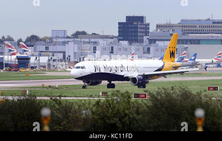 Un monarque avion atterrit à l'aéroport de Gatwick, Londres, comme la compagnie aérienne a obtenu une prolongation de 24 heures de sa licence pour vendre les voyages à forfait. Banque D'Images