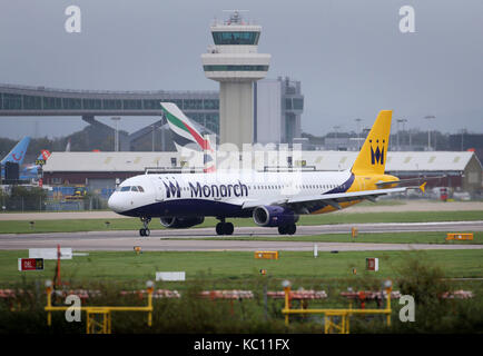 Un monarque avion atterrit à l'aéroport de Gatwick, Londres, comme la compagnie aérienne a obtenu une prolongation de 24 heures de sa licence pour vendre les voyages à forfait. Banque D'Images