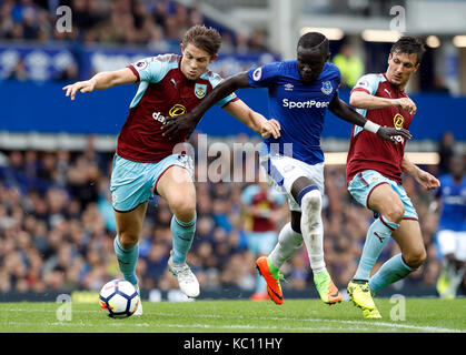 L'everton oumar niasse batailles pour la balle avec burnley's james tarkowski (à gauche) et jack cork (à droite) au cours de la Premier League match à goodison park, Liverpool. Banque D'Images