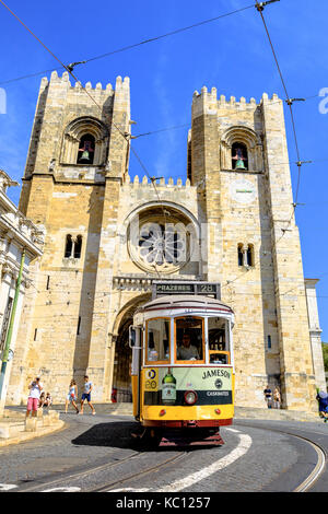 Le tram 28 et la cathédrale de Lisbonne Banque D'Images