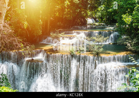 Cascade de Huay mae kamin khuean srinagarindra parc national à Kanchanaburi Thaïlande Banque D'Images