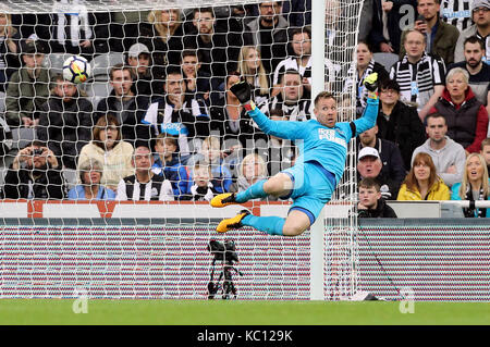 Newcastle United gardien rob elliot est battu par la balle pendant le premier match de championnat à St James' Park, Newcastle. Banque D'Images