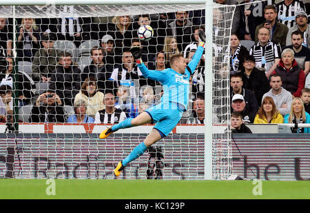 Newcastle United gardien rob elliot est battu par la balle pendant le premier match de championnat à St James' Park, Newcastle. Banque D'Images