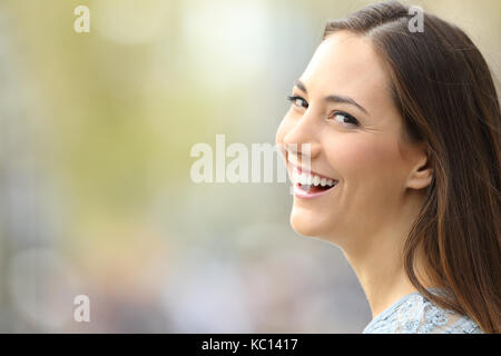 Portrait of a Beautiful woman smiling to camera on the street with copy space Banque D'Images