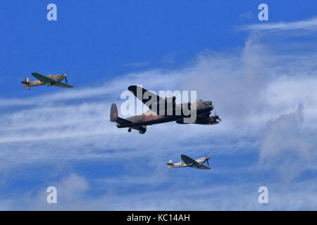 Battle of Britain Memorial Flight avec bombardier Lancaster, accompagné d'un ouragan à tribord et spitfire au port à Bournemouth 2011 air festival, uk Banque D'Images