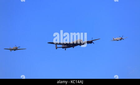 Battle of Britain Memorial Flight avec bombardier Lancaster, accompagné d'un ouragan à tribord et spitfire au port à Bournemouth 2011 air festival, uk Banque D'Images