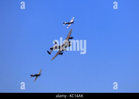 Battle of Britain Memorial Flight avec bombardier Lancaster, accompagné d'un ouragan à tribord et spitfire au port à Bournemouth 2011 air festival, uk Banque D'Images