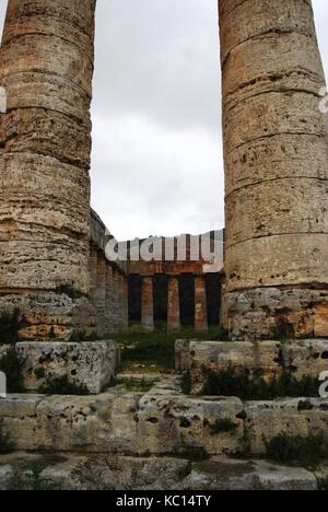 Ela le grec ancien temple de Poséidon - Neptune de Segesta, Sicile près de Trapani. De style dorique. Au début du 5e siècle avant J.-C.. L'Italie. Temps nuageux, l'hiver. Banque D'Images