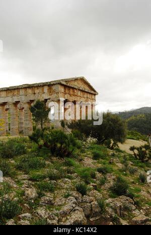 Ela le grec ancien temple de Poséidon - Neptune de Segesta, Sicile près de Trapani. De style dorique. Au début du 5e siècle avant J.-C.. L'Italie. Temps nuageux, l'hiver. Banque D'Images