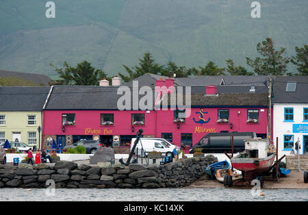 Bridge Bar et le Moorings guesthouse dans Portmagee Harbour, comté de Kerry, Irlande Banque D'Images