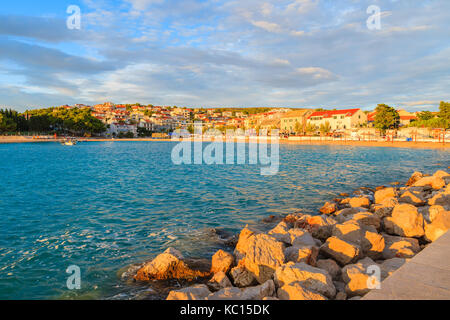 Vue de la côte et la plage à l'heure du coucher du soleil dans la ville de Primosten, Croatie, Dalmatie Banque D'Images