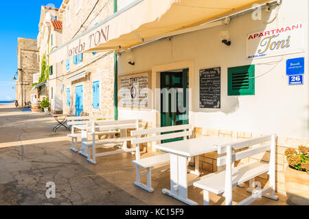 PRIMOSTEN, CROATIE - SEP 4, 2017 : tables de restaurant traditionnelle dans la vieille ville de Primosten, Croatie. Banque D'Images