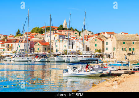 PRIMOSTEN, CROATIE - SEP 4, 2017 : voile et bateaux à moteur d'un ancrage dans le port de Primosten, Croatie, Dalmatie Banque D'Images