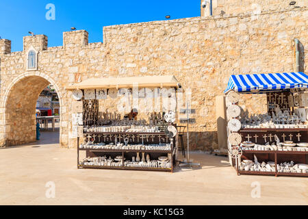 PRIMOSTEN, CROATIE - SEP 4, 2017 : deux stands de marché avec des souvenirs faits à la main en face de la vieille ville de gate en Primosten, Croatie. Banque D'Images