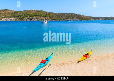 Deux kayaks colorés sur la plage, dans la ville de Rogoznica, Croatie, Dalmatie Banque D'Images