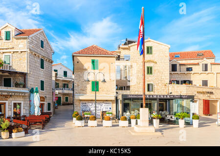 PRIMOSTEN, CROATIE - Nov 5,2017 : maisons en pierre typiques et de restaurants sur place de la vieille ville de Primosten, Croatie. Banque D'Images