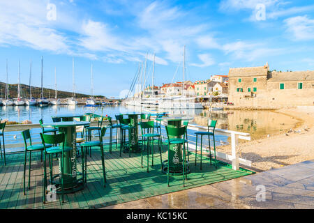 PORT DE PRIMOSTEN, CROATIE - SEP 5, 2017 : Tables et chaises de restaurant à Primosten port à temps tôt le matin, la Dalmatie, Croatie Banque D'Images