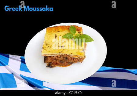 Moussaka à la grecque avec les aubergines et le boeuf haché sur le drapeau grec concept Banque D'Images