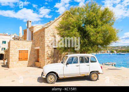 Ville de PRIMOSTEN, CROATIE - SEP 5, 2017 : voiture rétro classique parking en face d'une maison dans la vieille ville de Primosten, Croatie. Banque D'Images