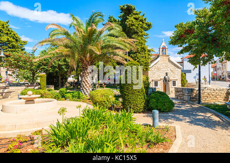 Ville de PRIMOSTEN, CROATIE - SEP 2017 , : plantes vertes et petite chapelle dans le parc de la ville de Primosten, Croatie. Banque D'Images