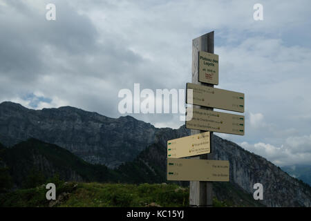 Inscrivez-vous au plateau des lagots sur l'ascension de tête de Bostan, tour des dents blanches, alpes Banque D'Images