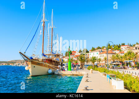 ROGOZNICA, CROATIE PORT - SEP 5, 2017 : grand bateau à voile en bois s'ancrant dans Rogoznica port sur journée ensoleillée, Dalmatie, Croatie. Banque D'Images