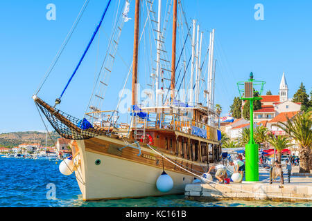 ROGOZNICA, CROATIE PORT - SEP 5, 2017 : grand bateau à voile en bois s'ancrant dans Rogoznica port sur journée ensoleillée, Dalmatie, Croatie. Banque D'Images